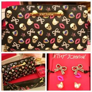 💋💀NWT, Betsey Johnson 🍭 Skull Candy Wristlet Set, Includes 3 Pair Earrings